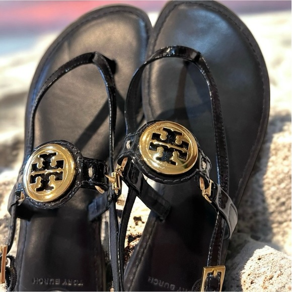 Tory Burch Ali Sandals Black patent leather w/gold insignia Gorgeous! Vintage. - Picture 15 of 17